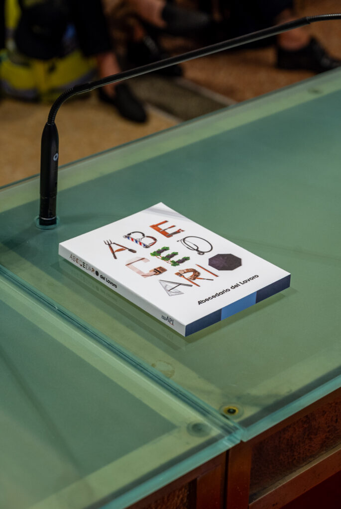 Il volume Abecedario del Lavoro